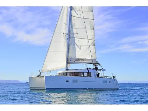 Lagoon 400 S2.