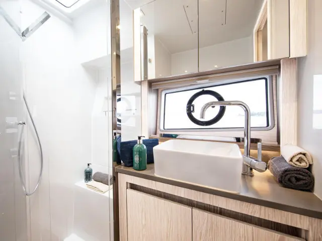 Sealine C390 - Layout